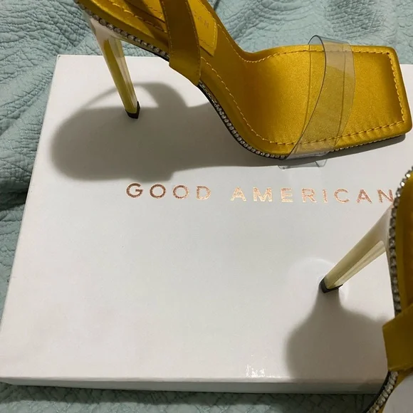 GOOD AMERICAN Crystal crush lucite sandal in ๐ lemonade ๐ - Picture 2 of 7